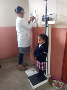 La presidenta de DIF Teocelo, Mara Chama, en coordinación con la Jurisdicción Sanitaria V, realizaron este martes una nueva jornada gratuita de exámenes de salud en Texin y de Llano Grande. Gracias a ello, habitantes de estas comunidades pudieron realizarse pruebas de detección de VIH, embarazo, glucosa capilar, antígeno prostático y el registro de signos vitales y medidas corporales.