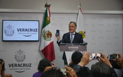 Al ser cuestionado sobre el reloj colocado por un empresario en el centro de Xalapa para llevar la cuenta regresiva de su mandato, el gobernador Miguel Ángel Yunes Linares mostró  que en su teléfono también lleva la cuenta. 