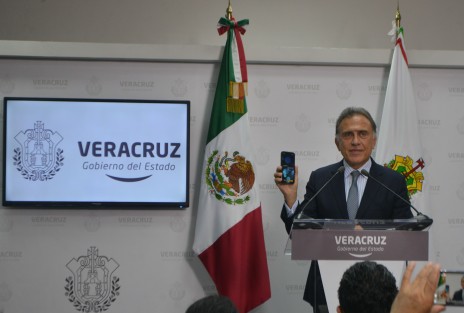 Mostró su teléfono móvil y dijo que él lleva su propio cronómetro de lo queda de su administración y que no le importa que los empresarios le digan.