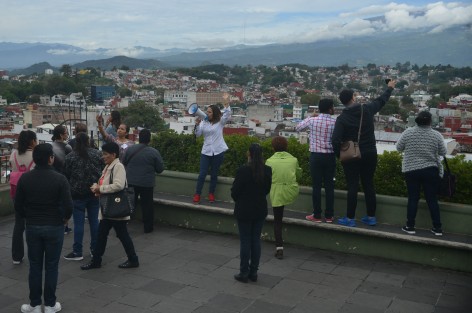 Para los que no creen que llegan turistas de otros lados a Xalapa, aquí está un claro ejemplo de que se equivocan: Una guía explica sobre monumentos y otras cosas del parque Juárez a un grupo de personas quienes dijeron venir de Tantoyuca, Manlio Fabio y otros municipios.  