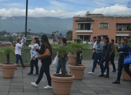 Para los que no creen que llegan turistas de otros lados a Xalapa, aquí está un claro ejemplo de que se equivocan: Una guía explica sobre monumentos y otras cosas del parque Juárez a un grupo de personas quienes dijeron venir de Tantoyuca, Manlio Fabio y otros municipios.  