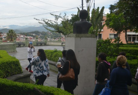 Para los que no creen que llegan turistas de otros lados a Xalapa, aquí está un claro ejemplo de que se equivocan: Una guía explica sobre monumentos y otras cosas del parque Juárez a un grupo de personas quienes dijeron venir de Tantoyuca, Manlio Fabio y otros municipios.  