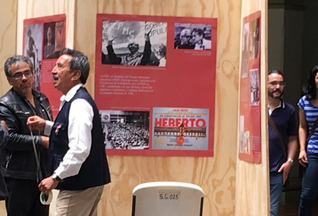 Lo que se pretendía como un reconocimiento al Ingeniero Heberto Castillo por su nonagésimo aniversario de su natalicio, pasó a ser en unos minutos una ofensa, y falta de respeto, cuando de las mamparas de triplay en bruto, los carteles comenzaron a despegarse pues el masking tape no aguantó, por lo que remendaron con cinta adhesiva transparente. 