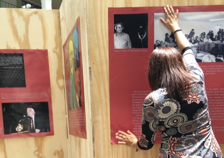 Lo que se pretendía como un reconocimiento al Ingeniero Heberto Castillo por su nonagésimo aniversario de su natalicio, pasó a ser en unos minutos una ofensa, y falta de respeto, cuando de las mamparas de triplay en bruto, los carteles comenzaron a despegarse pues el masking tape no aguantó, por lo que remendaron con cinta adhesiva transparente. 