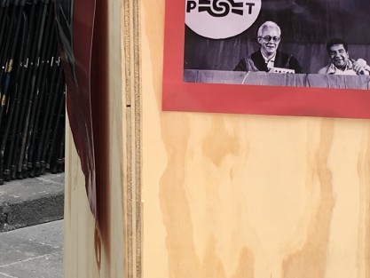 Lo que se pretendía como un reconocimiento al Ingeniero Heberto Castillo por su nonagésimo aniversario de su natalicio, pasó a ser en unos minutos una ofensa, y falta de respeto, cuando de las mamparas de triplay en bruto, los carteles comenzaron a despegarse pues el masking tape no aguantó, por lo que remendaron con cinta adhesiva transparente. 