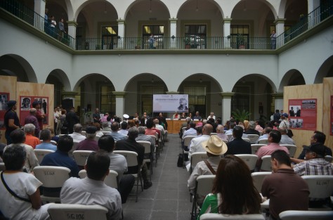 Autoridades municipales en compañía de la suplente de la diputada Federal Rocío Nahle, la maestra Gloria Sánchez, cortaron el listón inaugural de una improvisada exposición fotográfica en memoria del luchador social Heberto Castillo.