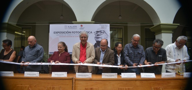 Autoridades municipales en compañía de la suplente de la diputada Federal Rocío Nahle, la maestra Gloria Sánchez, cortaron el listón inaugural de una improvisada exposición fotográfica en memoria del luchador social Heberto Castillo.