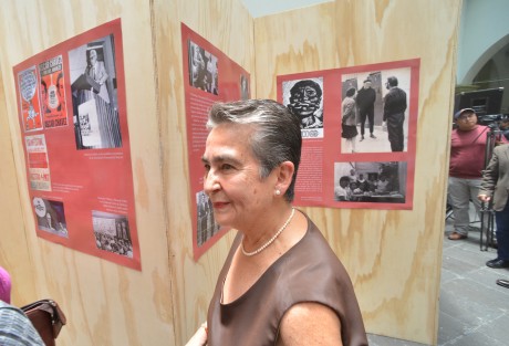 Autoridades municipales en compañía de la suplente de la diputada Federal Rocío Nahle, la maestra Gloria Sánchez, cortaron el listón inaugural de una improvisada exposición fotográfica en memoria del luchador social Heberto Castillo.