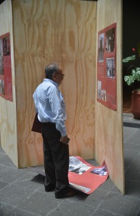 No pegó ni dos horas la exposición homenaje al Ingeniero Heberto Castillo en el Palacio Municipal de Xalapa, y las impresiones pegadas con cinta masking comenzaron a caer. Al auxilio llegó el diurex.