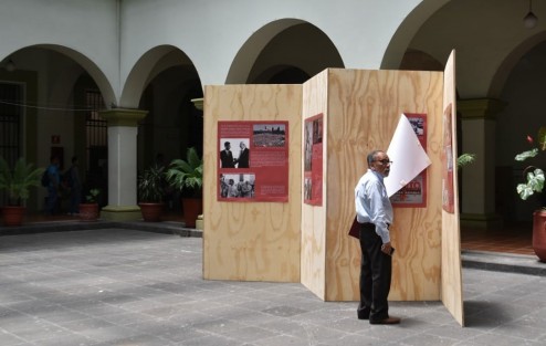 No pegó ni dos horas la exposición homenaje al Ingeniero Heberto Castillo en el Palacio Municipal de Xalapa, y las impresiones pegadas con cinta masking comenzaron a caer. Al auxilio llegó el diurex.
