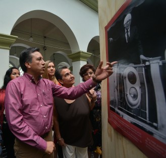 El gobernador electo de Veracruz, Cuitláhuac García, recorrió la expo fotográfica   <em>Construyendo el futuro: Imágenes de Heberto Castillo</em>, en el patio central del Palacio Municipal de Xalapa.  
