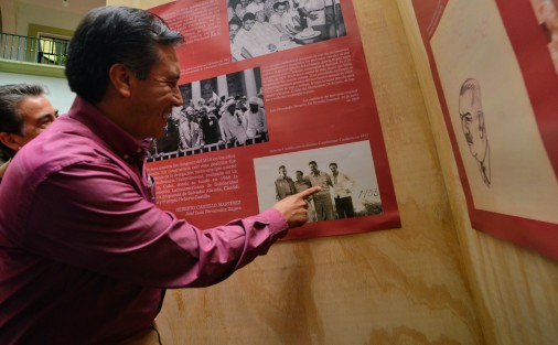 El gobernador electo de Veracruz, Cuitláhuac García, recorrió la expo fotográfica   <em>Construyendo el futuro: Imágenes de Heberto Castillo</em>, en el patio central del Palacio Municipal de Xalapa.  