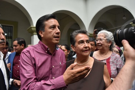 El gobernador electo Cuitláhuac García recorrió la expo fotográfica   Construyendo el futuro: Imágenes de Heberto Castillo, en la explanada del Palacio Municipal .