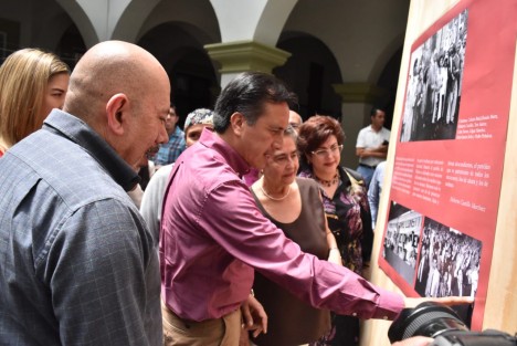 El gobernador electo Cuitláhuac García recorrió la expo fotográfica   Construyendo el futuro: Imágenes de Heberto Castillo, en la explanada del Palacio Municipal .