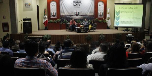 En el auditorio Sebastián Lerdo de Tejada del Congreso de Veracruz se llevó a cabo la conferencia Análisis de la política educativa: un campo de estudio, impartida por el Doctor Pedro Flores Crespo, investigador de la Facultad de Ciencias Políticas y Sociales de la Universidad Autónoma de Querétaro, en la que dio detalles sobre las políticas públicas educativas y su impacto en la sociedad.