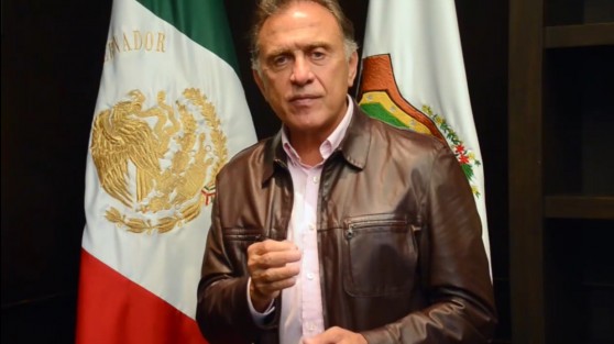 A través de redes sociales, el gobernador Miguel Ángel Yunes Linares, advirtió a transportistas que cancelarán concesiones a las líneas que incrementen en general a 10 pesos el costo del pasaje, y eliminen el descuento a estudiantes. Cabe señalar que MAYL dijo que la tarifa con descuento es de 7 pesos, cuando lo que se cobra es 6 pesos únicamente. 