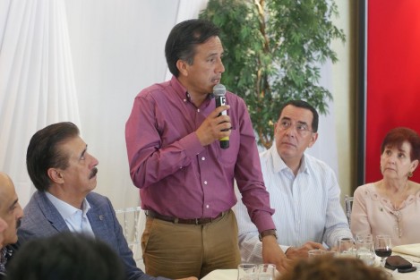 El gobernador electo, Cuitláhuac García Jiménez, platicó sobre el plan para resolver el problema de movilidad de Xalapa, lanzará una convocatoria para que con capital mixto se pueda poner en funcionamiento un tren ligero, que atraviese la ciudad y resuelva el problema diario de circulación.