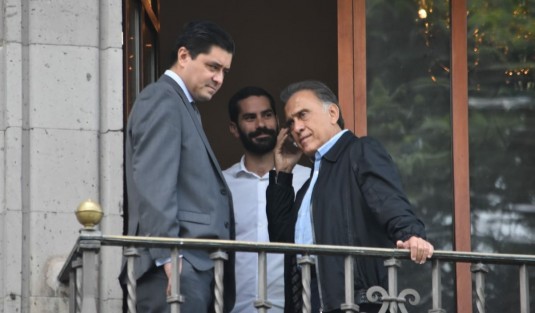 Fiel a su costumbre, el gobernador Miguel Ángel Yunes Linares salió a saludar a las personas que que no son empresarios y pasean por el parque Juárez.  