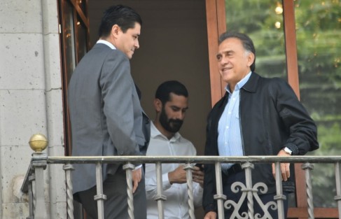 Fiel a su costumbre, el gobernador Miguel Ángel Yunes Linares salió a saludar a las personas que que no son empresarios y pasean por el parque Juárez.  