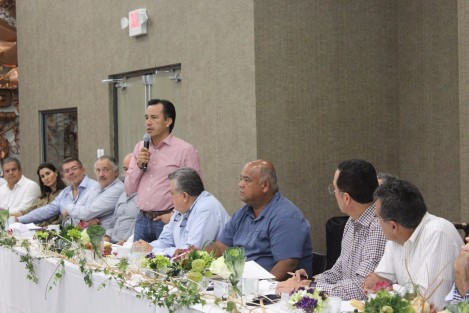 El gobernador electo de Veracruz, Cuitláhuac García Jiménez se reunió con la Asociación de Industriales del Estado de Veracruz (AIEVAC), y anunció que una de las acciones inmediatas será gestionar el retiro de las casetas de Fortín y La Antigua. 