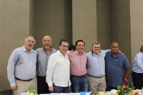 El gobernador electo de Veracruz, Cuitláhuac García Jiménez se reunió con la Asociación de Industriales del Estado de Veracruz (AIEVAC), y anunció que una de las acciones inmediatas será gestionar el retiro de las casetas de Fortín y La Antigua. 