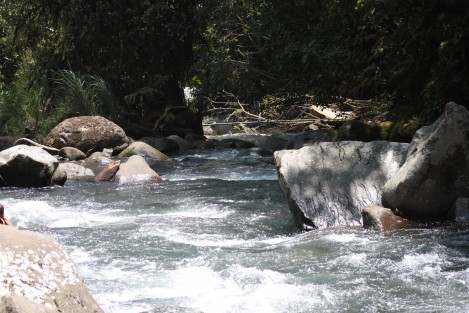 El Alcalde de Teocelo, Mario Antonio Chama Díaz, recibió este viernes 21 Títulos de Concesión o Permisos para el uso o aprovechamiento del agua de afluentes que dotan de este vital líquido a dicho municipio, de parte de la Comisión Nacional del Agua (CONAGUA).