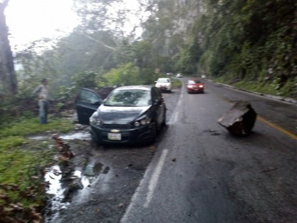 La tarde de este sábado, derivado del reblandecimiento del suelo de la cima del cantil de la barranca de Matlacobatl por las lluvias típicas de la temporada, se desprendió una roca de gran tamaño cerca del puente vehicular, que alcanzó a impactar a un vehículo particular que circulaba hacia la ciudad de Xalapa. Afortunadamente solo hubo daños materiales. 