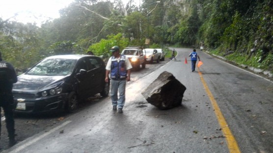 La tarde de este sábado, derivado del reblandecimiento del suelo de la cima del cantil de la barranca de Matlacobatl por las lluvias típicas de la temporada, se desprendió una roca de gran tamaño cerca del puente vehicular, que alcanzó a impactar a un vehículo particular que circulaba hacia la ciudad de Xalapa. Afortunadamente solo hubo daños materiales. 