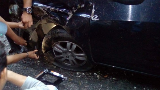 Personal de protección civil atendió de inmediato la emergencia, tanto para mover liberar la carretera, como para atender al conductor del vehículo que sufrió el siniestro.