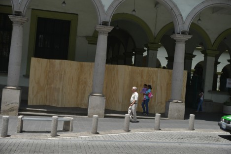 También fueron colocadas las hojas de triplay con impresiones del ingeniero Heberto, afuera de Palacio Municipal. 