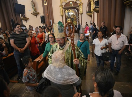 Feligreses xalapeños acudieron a escuchar la misa oficiada por el arzobispo Hipólito Reyes Larios este día en la catedral de Xalapa.