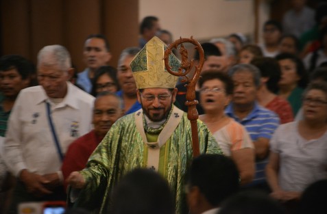Feligreses xalapeños acudieron a escuchar la misa oficiada por el arzobispo Hipólito Reyes Larios este día en la catedral de Xalapa.