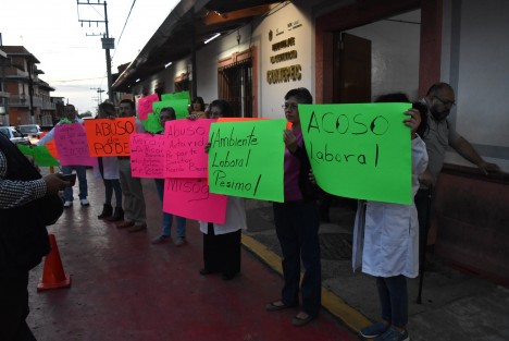 Desde las 7 de la mañana personal del hospital civil de Coatepec se manifiestan para exigir la destitución del director Ricardo Barrios por abuso de autoridad, prepotencia y excesos en la carga de trabajo, además de que el hospital tiene muchas carencias que no han sido atendidas.