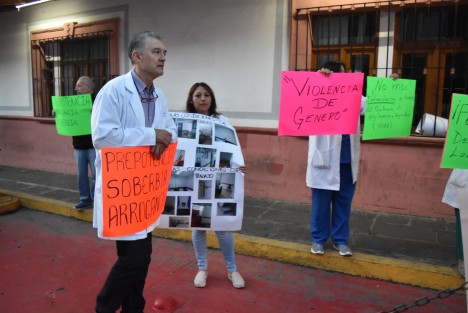 Desde las 7 de la mañana personal del hospital civil de Coatepec se manifiestan para exigir la destitución del director Ricardo Barrios por abuso de autoridad, prepotencia y excesos en la carga de trabajo, además de que el hospital tiene muchas carencias que no han sido atendidas.