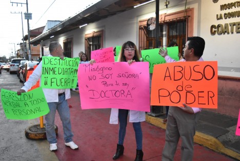 Desde las 7 de la mañana personal del hospital civil de Coatepec se manifiestan para exigir la destitución del director Ricardo Barrios por abuso de autoridad, prepotencia y excesos en la carga de trabajo, además de que el hospital tiene muchas carencias que no han sido atendidas. 