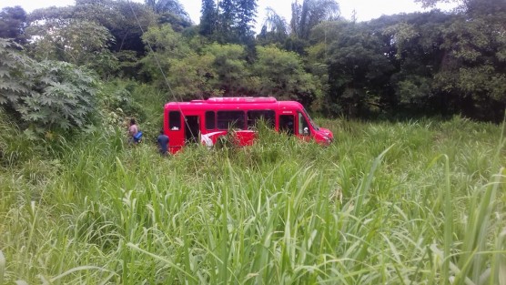 Al menos cinco personas resultaron lesionadas (entre ellos un menor de edad) luego de que el autobús número económico 281 de transportes Gutyco en que viajaban, salió del camino, cuando transitaba sobre la  carretera estatal Córdoba- Paso del Macho a la altura de Zuker. 