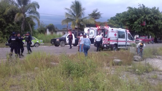 Al menos cinco personas resultaron lesionadas (entre ellos un menor de edad) luego de que el autobús número económico 281 de transportes Gutyco en que viajaban, salió del camino, cuando transitaba sobre la  carretera estatal Córdoba- Paso del Macho a la altura de Zuker. 
