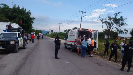 Al menos cinco personas resultaron lesionadas (entre ellos un menor de edad) luego de que el autobús número económico 281 de transportes Gutyco en que viajaban, salió del camino, cuando transitaba sobre la carretera estatal Córdoba- Paso del Macho a la altura de Zuker. 