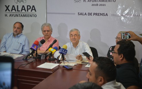 Eduardo Valente, contralor del ayuntamiento de Xalapa, dijo que tres exfuncionarios municipales de la administración de Américo Zúñiga Martínez en el Ayuntamiento de Xalapa podrían ser inhabilitados.
