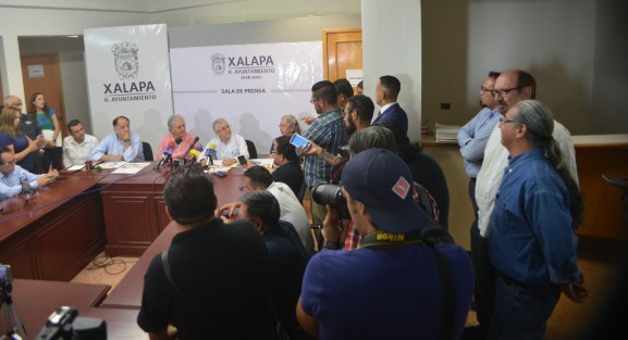 Por los cargos dichos se infiere que seria la ex titular de la Sindicatura, Michelle Servín González; del ex titular de la Tesorería municipal, Carlos Alberto Dorantes Sedas; y de la Dirección de Asuntos Jurídicos, Mardoqueo Calderón Fernández. 