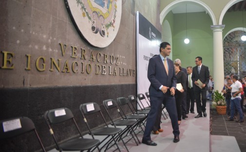 En el patio central de Palacio de Gobierno, funcionarios de gobierno estatal entregaron apoyos a personas que regresaron de EUA.