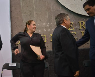 En el patio central de Palacio de Gobierno, funcionarios de gobierno estatal entregaron apoyos a personas que regresaron de EUA.