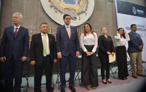 En el patio central de Palacio de Gobierno, funcionarios de gobierno estatal entregaron apoyos a personas que regresaron de EUA.