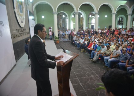 En el patio central de Palacio de Gobierno, funcionarios de gobierno estatal entregaron apoyos a personas que regresaron de EUA.