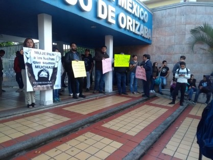 Desde la 7 horas, trabajadores sindicalizados del Instituto Tecnológico de Orizaba, iniciaron un paro de brazos caídos indefinido, hasta que se destituya a Rogelio García Camacho, director de esta institución.
