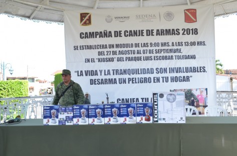 Personal castrense instala módulo de canje de armas en el kiosko de Tlapacoyan.
