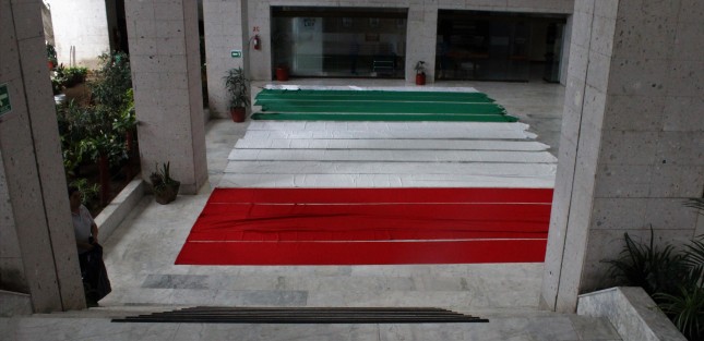 Se alistan los adornos con los colores patrios para el mes que se avecina, en  varios edificios públicos como el Palacio  Legislativo.