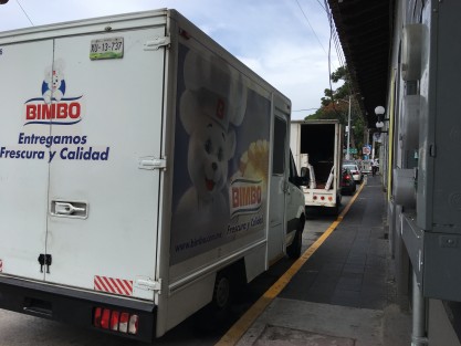 Sin más resguardo que el de la camioneta de los repartidores de afamada marca de pan, fueron trasladados los cuadros valuados en 8 millones de dólares, decomisados a exfuncionarios estatales que por un mes se expusieron en la Galería de Arte Contemporáneo de Xalapa. 