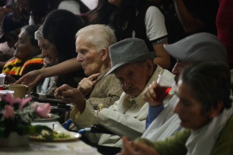 En la casa hogar del Adulto Mayor Mariana Sayago de Xalapa, como cada año se festejó el Día del Adulto Mayor, con música y una comida especial.