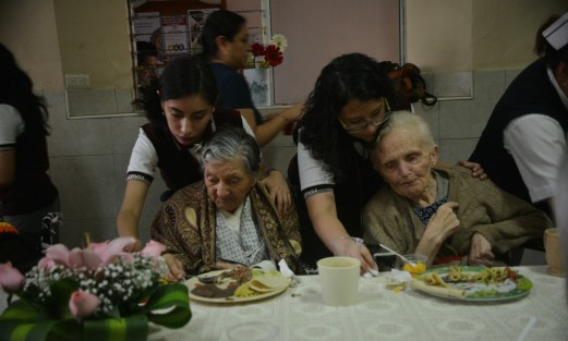 Aunque en la Casa Hogar del adulto mayor Mariana Sayago los abuelitos reciben atención y alimentos, sin embargo de los requerimientos mayores, al ser este un lugar de beneficiencia, el cariño y atención es lo principal que requieren, por lo que invitan a la población a pasar un rato con ellos. 